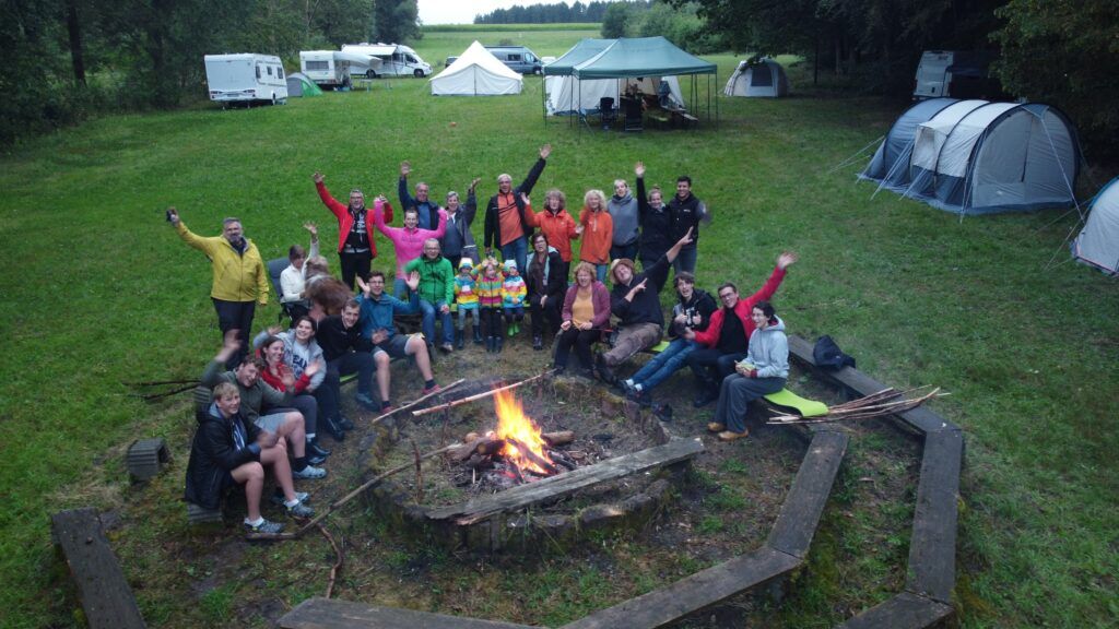 Gruppenfoto am Lagerfeuer